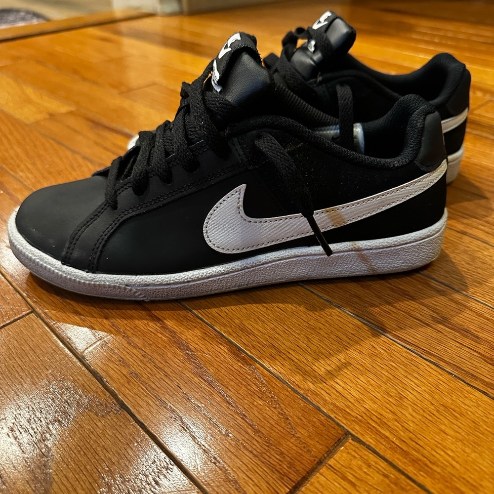 Nike Court Royale